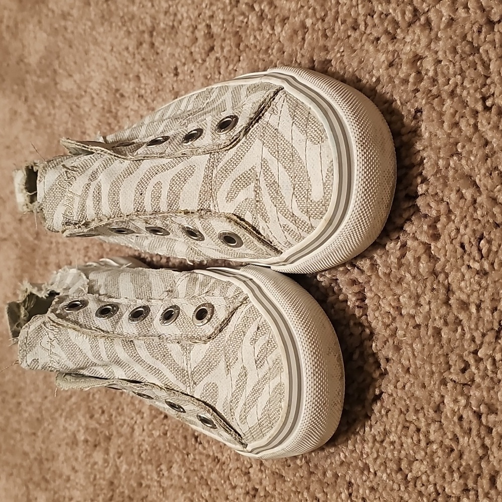 Blowfish Malibu White/Gray chucks, Women’s US size 8 S44